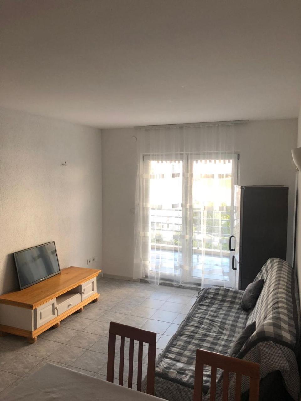 Apartman Ylli Necujam Exterior photo