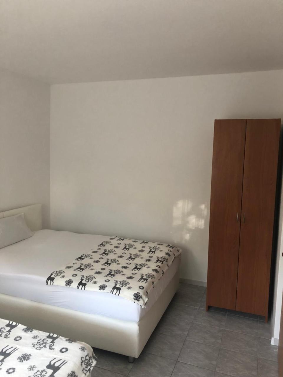 Apartman Ylli Necujam Exterior photo